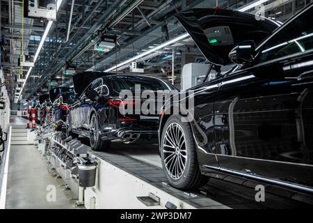 Sindelfingen, Germany. 04th Mar, 2024. Various Mercedes-Benz vehicles are assembled in the 'Factory 56' production hall. Credit: Christoph Schmidt/dpa/Alamy Live News Stock Photo