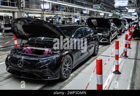 Sindelfingen, Germany. 04th Mar, 2024. Various Mercedes-Benz vehicles are assembled in the 'Factory 56' production hall. Credit: Christoph Schmidt/dpa/Alamy Live News Stock Photo