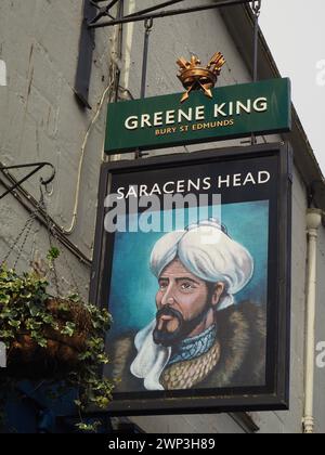 Signboard of the Saracens Head pub, a former coaching inn, one of the oldest pubs in Bath, where Charles Dickens stayed. Walcot Street and Broad St. Stock Photo