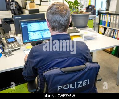 AUT - OESTERREICH, 2024-02-11: SICHERHEIT PORTRAIT - VIDEOUEBERWACHUNG IN DER STADT WOERGL: BILDER AUS DER ERSTEN UEBERWACHUNGSKAMERA AUF DEM PC DER STADTPOLIZEI WOERGL - HIER MIT KOMMANDANT HANNES NÖCHLER  *** AUT OESTERREICH, 2024 02 11 SECURITY PORTRAIT VIDEO SURVEILLANCE IN THE CITY OF WOERGL PICTURES FROM THE FIRST SURVEILLANCE CAMERA ON THE PC OF THE WOERGL CITY POLICE HERE WITH COMMANDER HANNES NÖCHLER Stock Photo