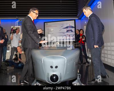 Titel EUROPA, DEUTSCHLAND, BAYERN, SCHROBENHAUSEN, 05.03.2024: Bayerns Ministerpräsident Markus Söder CSU besucht Taurus-Hersteller MBDA am Hauptsitz Schrobenhausen. Mit Joachim Knopf, Geschäftsführer Taurus Systems GmbH, einer der MDBA-Tochterfirma, unterhält sich Söder über den Taurus und weitere Waffensysteme des Rüstungsunternehmens, das auf Luftverteidigungs- und Lenkflugkörpersysteme spezialisiert ist. EUROPE, GERMANY, BAVARIA, SCHROBENHAUSEN, March 5, 2024: Bavaria s Prime Minister Markus Söder CSU visits Taurus manufacturer MBDA at its headquarters in Schrobenhausen. Söder talks to Joa Stock Photo