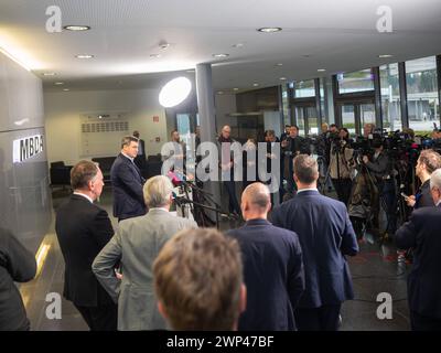 Titel EUROPA, DEUTSCHLAND, BAYERN, SCHROBENHAUSEN, 05.03.2024: Bayerns Ministerpräsident Markus Söder CSU besucht Taurus-Hersteller MBDA am Hauptsitz Schrobenhausen. Mit Joachim Knopf, Geschäftsführer Taurus Systems GmbH, einer der MDBA-Tochterfirma, unterhält sich Söder über den Taurus und weitere Waffensysteme des Rüstungsunternehmens, das auf Luftverteidigungs- und Lenkflugkörpersysteme spezialisiert ist. EUROPE, GERMANY, BAVARIA, SCHROBENHAUSEN, March 5, 2024: Bavaria s Prime Minister Markus Söder CSU visits Taurus manufacturer MBDA at its headquarters in Schrobenhausen. Söder talks to Joa Stock Photo