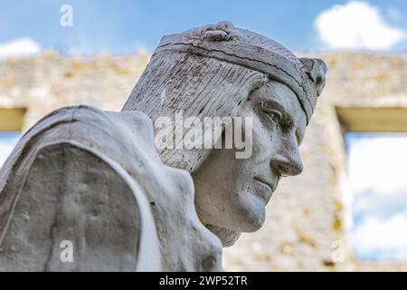 Middleham, Wensleydale, North Yorkshire, England, Great Briton, United Kingdom. April 30, 2022. Statue of King Richard III by Linda Thompson at the ru Stock Photo