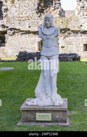 Middleham, Wensleydale, North Yorkshire, England, Great Briton, United Kingdom. April 30, 2022. Statue of King Richard III by Linda Thompson at the ru Stock Photo