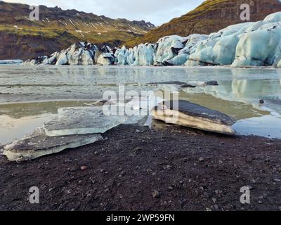 Huge vatnajokull glacier ice mass in northern region, frozen icebergs forming big glacier lagoon with icy chunks. Icelandic lake covered in frost with ice fragments, global warming. Stock Photo