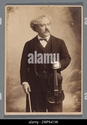 Portrait of Pablo Sarasate (1844-1908), Spanish violinist and composer (knee-length character, with violins); Elliott & Fry (London; Photographic Zak 1863-1963); around 1895 (1890-00-00-1900-00-00);Rajchman, Aleksander (1855-1915)-collection, Sarasate, Pablo de (1844-1908), Sarasate, Pablo de (1844-1908)-iconography, Spanish (culture), musical instruments, composers, musicians, portraits, men's portraits, men message (provenance), violin, violinist Stock Photo