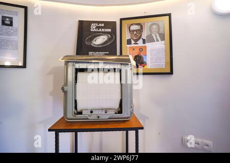 An old scientific readout machine with graph paper feed on display in a room at the base of one of the observatory buildings. At the astronomical obse Stock Photo