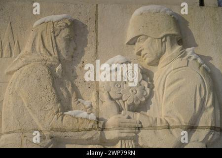 Sarkophag mit Steinrelief, Dank der Zivilbevölkerung an die Armee, Sowjetisches Ehrenmal, Winter, Treptower Park, Treptow, Treptow-Köpenick, Berlin, D Stock Photo