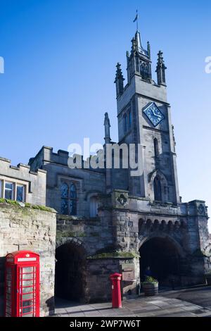 UK, Warwickshire, Warwick, the historic Eastgate part of the remaining city walls. Stock Photo