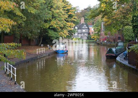 views along the Bridgewater canal at Worsley and the Tudor styled house known as the 'Packet House'. Stock Photo