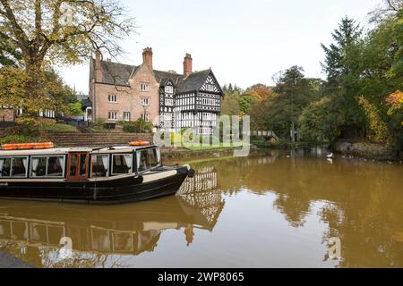 views along the Bridgewater canal at Worsley and the Tudor styled house known as the 'Packet House'. Stock Photo