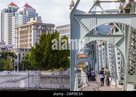 People crossing the historic steel Jiefang bridge in Tianjin, China Stock Photo