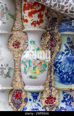 Porcelain vase on the wall of the China house in Tianjin, China Stock Photo