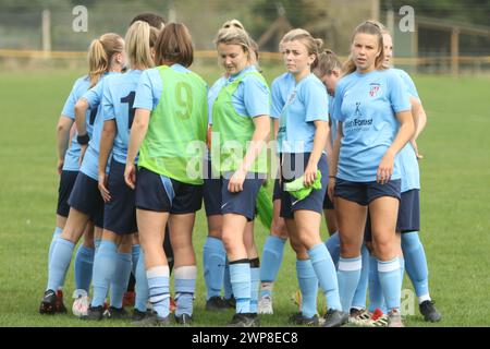 Team huddle Richmond and Kew Women's FC v Richmond Park Women's FC Women's FA Cup 1 Oct 2023 Stock Photo