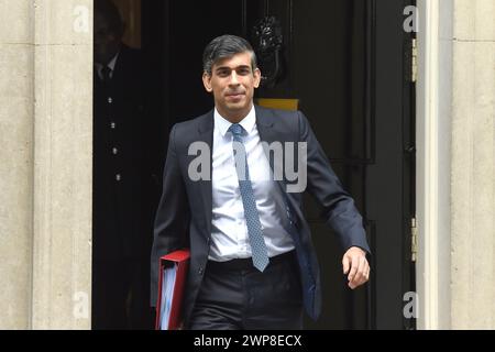 London, UK. 6th Mar, 2024. Prime Minister Rishi Sunak leaves No.10 Downing Street for his weekly Prime Ministers Questions Credit: MARTIN DALTON/Alamy Live News Stock Photo
