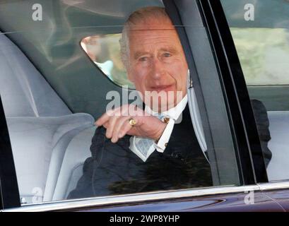 London, UK. 06th Mar, 2024. *** EXCLUSIVE *** SPECIAL RATES APPLY *** 06/03/2024. London, UK. King Charles III is seen smiling and waving to the public as he leaves Clarence House in Westminster, central London. King Charles III, who is currently being treated for cancer, recently missed a memorial service for the late King Constantine of Greece at Windsor Castle. (Photo credit: Ben Cawthra/Sipa USA) **NO UK SALES** Credit: Sipa USA/Alamy Live News Stock Photo