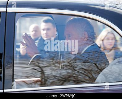 London, UK. 06th Mar, 2024. *** EXCLUSIVE *** SPECIAL RATES APPLY *** 06/03/2024. London, UK. King Charles III is seen smiling and waving to the public as he leaves Clarence House in Westminster, central London. King Charles III, who is currently being treated for cancer, recently missed a memorial service for the late King Constantine of Greece at Windsor Castle. (Photo credit: Ben Cawthra/Sipa USA) **NO UK SALES** Credit: Sipa USA/Alamy Live News Stock Photo