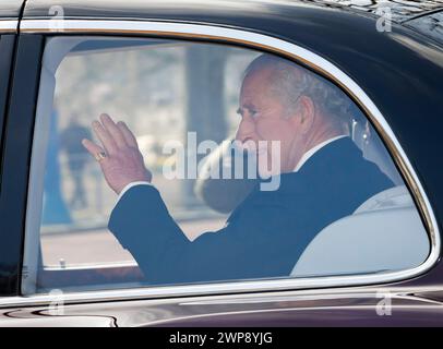 London, UK. 06th Mar, 2024. *** EXCLUSIVE *** SPECIAL RATES APPLY *** 06/03/2024. London, UK. King Charles III is seen smiling and waving to the public as he leaves Clarence House in Westminster, central London. King Charles III, who is currently being treated for cancer, recently missed a memorial service for the late King Constantine of Greece at Windsor Castle. (Photo credit: Ben Cawthra/Sipa USA) **NO UK SALES** Credit: Sipa USA/Alamy Live News Stock Photo