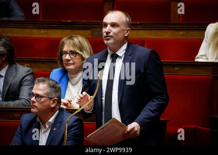 © Thomas Padilla/MAXPPP - 06/03/2024 ; Paris, FRANCE ; SEANCE DE QUESTIONS AU GOUVERNEMENT DANS L' HEMICYCLE DE L' ASSEMBLEE NATIONALE. BENJAMIN DIRX. Session of questions to the Government at the French National Assembly in Paris, on March 06, 2024. Credit: MAXPPP/Alamy Live News Stock Photo