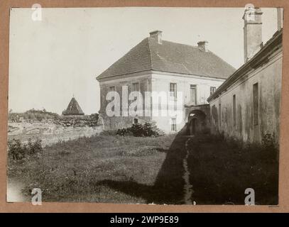 O Yka (Olica, Ukraine). Radziwi Castle - terrace and house on the wa  around 1916 (negative); around 1916-1927 (print) (1915-00-00-1927-00-00); Stock Photo