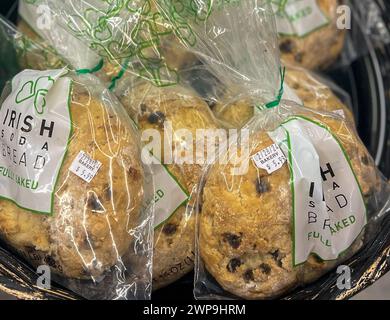 Baltimore, USA. 28th Feb, 2024. Baltimore, Maryland, USA on February 28, 2024. Giant Food Grocery Store is filled with items for the St. Patrick's Day holiday. (Photo by Robyn Stevens Brody/Sipa USA) Credit: Sipa USA/Alamy Live News Stock Photo