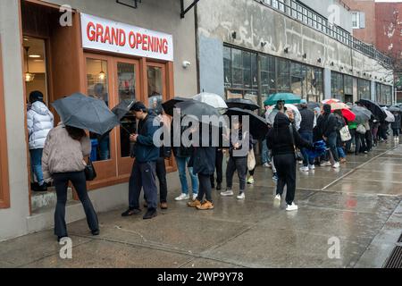 Hundreds of people wait on line in the pouring rain at the grand opening of a branch of the Florentine sandwich shop All’Antico Vinaio in Greenwich Village in New York on Saturday, March 2, 2024. The popular chain gave away 1000 free sandwiches to the intrepid schnorrers who braved the weather for hours. (© Richard B. Levine) Stock Photo