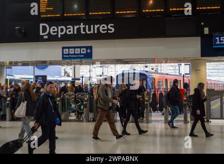 Waterloo, London, UK. 6th March, 2024. Commuters at Waterloo Railway Station in London using South Western Rail trains. Rail fares have been. increased this week by 4.9% causing more financial worries for commuters during the cost of living crisis. Credit: Maureen McLean/Alamy Stock Photo