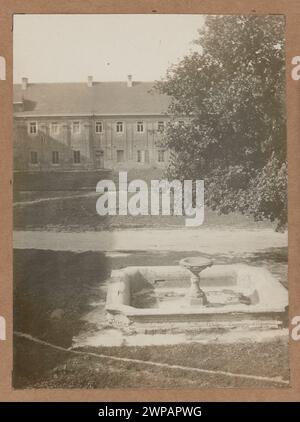 O Yka (Olica, Ukraine). Radziwi Castle - a fountain on the heir;  around 1916 (negative); around 1916-1927 (print) (1915-00-00-1927-00-00); Stock Photo