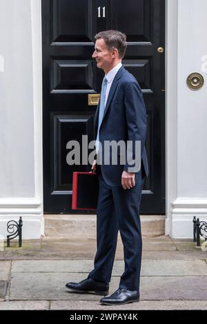 London, UK. 06th Mar, 2024. Image © Licensed to Parsons Media. 06/03/2024. London, United Kingdom. Chancellor's Spring Budget 2024. Picture by Martyn Wheatley/Parsons Media Chancellor Jeremy Hunt departs No11 Downing Street for the Commons to deliver his Spring Budget statement. Credit: andrew parsons/Alamy Live News Stock Photo
