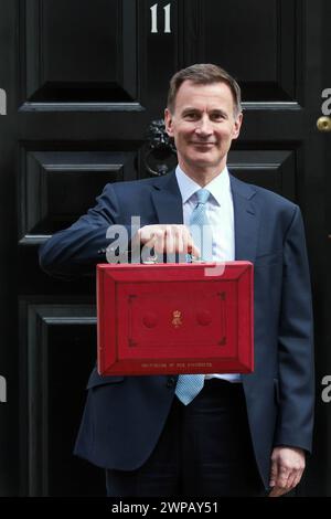 London, UK. 06th Mar, 2024. Image © Licensed to Parsons Media. 06/03/2024. London, United Kingdom. Chancellor's Spring Budget 2024. Picture by Martyn Wheatley/Parsons Media Chancellor Jeremy Hunt departs No11 Downing Street for the Commons to deliver his Spring Budget statement. Credit: andrew parsons/Alamy Live News Stock Photo