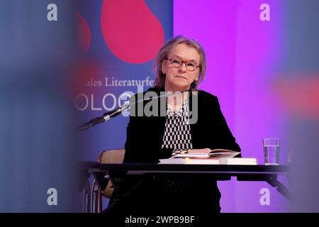 Autorin Elke Heidenreich bei der Litcologne-Veranstaltung Jeder Mensch ist eine kleine Gesellschaft. Michael Krüger erzählt Elke Heidenreich aus einem reichen Leben. in der Flora. Köln, 06.03.2024 NRW Deutschland *** Author Elke Heidenreich at the Litcologne event Jeder Mensch ist eine kleine Gesellschaft Michael Krüger tells Elke Heidenreich about a rich life at the Flora Cologne, 06 03 2024 NRW Germany Copyright: xChristophxHardtx Stock Photo