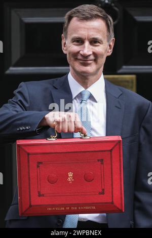 Chancellor of the Exchequer JEREMY HUNT holds a red box as he leaves 11 ...