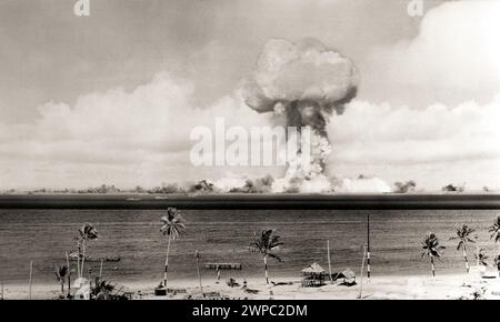 1946 , 1 july , BIKINI ATOLL , Marshall Islands , Pacific Ocean : OPERATION CROSSROADS . United States Army Air  ATOMIC BOMB for NUCLEAR TEST at Bikini Atoll . Operation Crossroads ' Able ' explosion, a 23 kiloton air detonation, on July 1, 1946 . This bomb was fueled with the infamous ' Demon Core ', a critical mass of plutonium that killed two scientists in two separate critical incidents. Unknown photographer . - ATTACCO ATOMICO NUCLEARE ENERGIA - ENERGY - EXPERIMENT - ESPERIMENTO - NUCLEAR ATTACK -  BOMBA ATOMICA - foto storiche storica - HISTORY PHOTOS - esplosione - explosion - bomb - GU Stock Photo