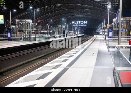 Der Leere Hauptbahnhof Berlin Während Eines Streik Der GDL Am 07. März ...