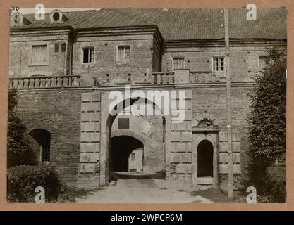 O Yka (Olica, Ukraine). Radziwi Castle - Wjzadowa Gate;  around 1916 (negative); around 1916-1927 (print) (1915-00-00-1927-00-00); Stock Photo