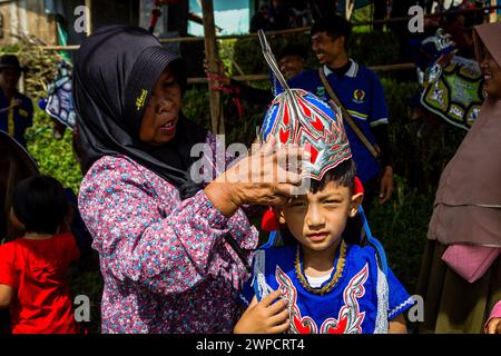 Sumedang, West Java, Indonesia. 7th Mar, 2024. A women prepares his child before perfom in Tanjungsari, Sumedang Regency. Dancing Horse, also known as ''Kuda Renggong'', is one of Sumedang's traditional and cultural performing arts. The word ''renggong'' comes from the Sundanese ''ronggeng'' or ''kamonesan'' meaning skill. The renggong horse has been trained in its skills to be able to dance according to the accompaniment of traditional Sundanese music. (Credit Image: © Algi Febri Sugita/ZUMA Press Wire) EDITORIAL USAGE ONLY! Not for Commercial USAGE! Stock Photo