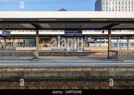 Streik der Lokführergewerkschaft GDL bei der Deutschen Bahn Die Bahnsteige im Nürnberger Hauptbahnhof waren zum Großteil menschenleer am heutigen Streiktag. Nürnberg Bayern Deutschland *** Strike by the train drivers union GDL at Deutsche Bahn The platforms at Nuremberg Central Station were largely deserted on todays strike day Nuremberg Bavaria Germany 20240307-6V2A5068 Stock Photo