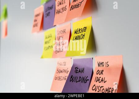 Sticky notes on office wall for planning - Team building and creative strategy concepts highlighted - Task organization in a collaborative workspace Stock Photo