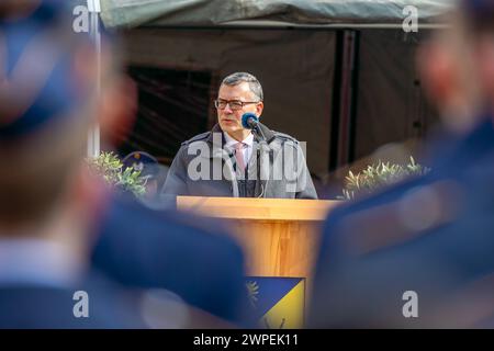 Öffentliches Gelöbnis der Bundeswehr in Nürnberg Bayerischer Staatsminister Florian Hermann CSU während seiner Rede. Er bezeichnete sich in seiner Rede als bayerischer Bundeswehrminister, sein offizieller Titel ist Leiter der Staatskanzlei und Saatsminister für Bundes- und Europaangelegenheiten und Medien. Redkruten. Etwa 300 Rekrutinnen und Rekruten der Bundeswehr nehmen an einer feierlichen Gelöbniszeremonie bzw. Vereidigung teil. Die angehenden Soldaten gehören dem Luftwaffenausbildungsbataillon in Germersheim und dem ABC-Abwehrbataillon 750 in Bruchsal an. Diese feierliche Zeremonie markie Stock Photo