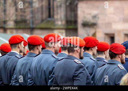 Öffentliches Gelöbnis der Bundeswehr in Nürnberg Heeressoldaten im Dienstanzug und ihren roten Barett. Etwa 300 Rekrutinnen und Rekruten der Bundeswehr nehmen an einer feierlichen Gelöbniszeremonie bzw. Vereidigung teil. Die angehenden Soldaten gehören dem Luftwaffenausbildungsbataillon in Germersheim und dem ABC-Abwehrbataillon 750 in Bruchsal an. Diese feierliche Zeremonie markiert einen bedeutsamen Moment in der Grundausbildung angehender Mannschaftssoldaten und Offiziersanwärter. Nürnberg Bayern Deutschland *** Public swearing-in ceremony of the Bundeswehr in Nuremberg Army soldiers in the Stock Photo