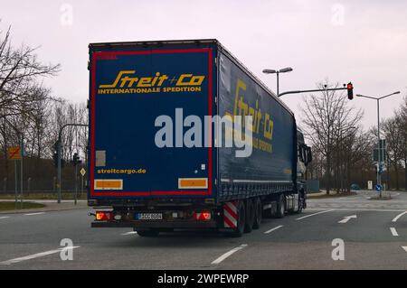 Streit und Co ist eine internationale Spedition bzw. ein mittelständisches, inhabergeführtes Speditions- und Logistikunternehmen mit Hauptsitz in Obertraubling bei Regensburg. Foto: MAN LKW, Lowliner-Sattelzug von StreitCargo mit Kögel-Planenauflieger *** Streit und Co is an international forwarding company and a medium-sized, owner-managed forwarding and logistics company with headquarters in Obertraubling near Regensburg Photo MAN truck, Lowliner semitrailer from StreitCargo with Kögel tarpaulin trailer Stock Photo