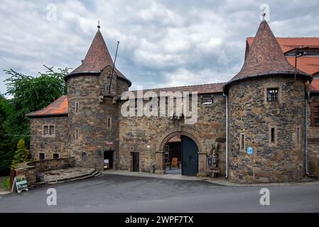 The main gate to Czocha Castle was built in the 13th century as a border stronghold.  It currently serves as a hotel and tourist attraction.  Sucha, L Stock Photo
