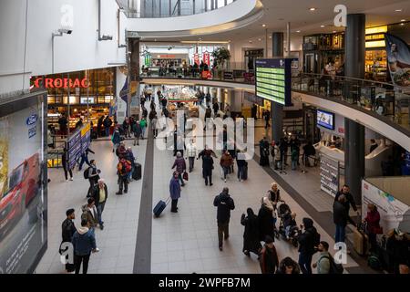 Streik der Lokführergewerkschaft GDL bei der Deutschen Bahn Am Nachmittag herrscht im Nürnberger Hauptbahnhof wieder deutlich mehr Durchgangsverkehr. Die Fahrgäste wirken entspannt und mittlerweile vertraut mit der Streik-Situation. Nürnberg Bayern Deutschland *** Strike by the train drivers union GDL at Deutsche Bahn In the afternoon, there is significantly more through traffic again at Nuremberg Central Station Passengers seem relaxed and now familiar with the strike situation Nuremberg Bavaria Germany 20240307-6V2A5554 Stock Photo