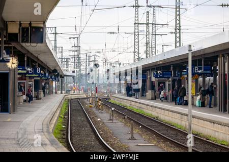 Streik der Lokführergewerkschaft GDL bei der Deutschen Bahn Leere Bahnsteige am Nürnberger Hauptbahnhof, viele Fahrgäste haben ihre Reisen umgeplant, sodass die Züge des Notfahrplans auch nicht überlastet sind. Nürnberg Bayern Deutschland *** Strike of the train drivers union GDL at Deutsche Bahn Empty platforms at Nuremberg Central Station, many passengers have rescheduled their trips so that the trains of the emergency timetable are not overloaded Nuremberg Bavaria Germany 20240307-6V2A5575-Bearbeitet Stock Photo