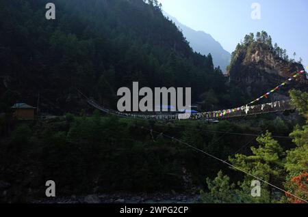 Suspension bridge over Dudh Kosi river to Monjo village in Khumbu valley, trail to Everest base camp, Solukhumbu, Nepal Stock Photo