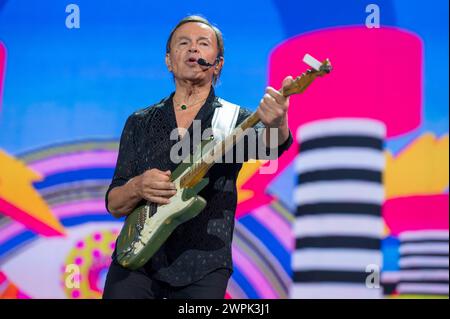 Ottobre 5, 2023: Dodi Battaglia - I Pooh suonano un concerto al Mediolanum Forum di Milano, Italia Stock Photo