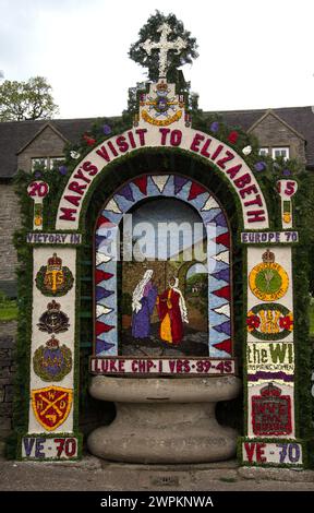 14/05/15  Hand's Well.  To mark ascension day this year's well dressings are unveiled and blessed by the local clergy in the Derbyshire village of Tis Stock Photo