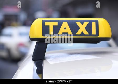 Taxistand Ein Taxistand am 07.03.2024 vor dem Hauptbahnhof in Düsseldorf *** Cab rank A cab rank on 07 03 2024 in front of the main station in Düsseldorf xRx Stock Photo