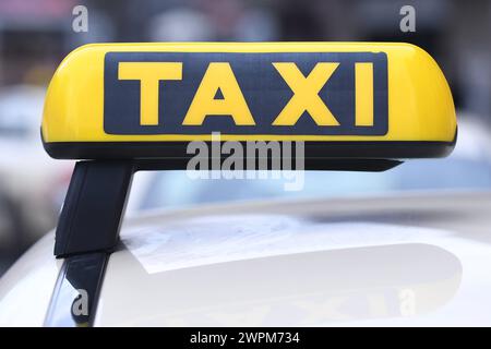 Taxistand Ein Taxistand am 07.03.2024 vor dem Hauptbahnhof in Düsseldorf *** Cab rank A cab rank on 07 03 2024 in front of the main station in Düsseldorf xRx Stock Photo