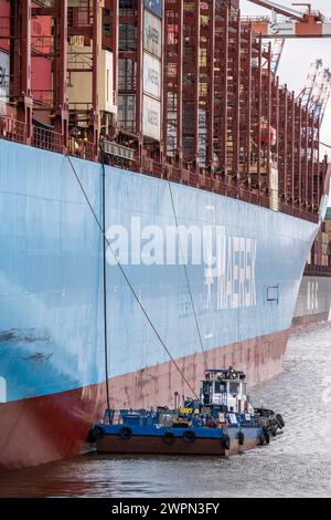 Magleby Maersk container freighter at EUROGATE Container Terminal, Waltershofer Hafen, disposal of liquid and solid ship waste, slop, bilge and tank w Stock Photo